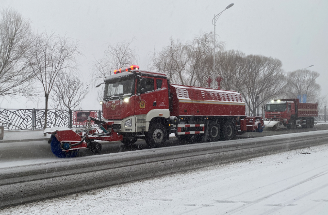 MK体育環境除冰雪裝備全力投入破冰作業，助力北京道路交通安全